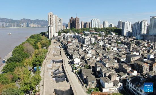 Αεροφωτογραφ?α που τραβ?χτηκε στι? 10 Οκτωβρ?ου του 2022, δε?χνει μια ?ποψη του αρχαιολογικο? χ?ρου του αρχα?ου λιμανιο? Σου?μεν κατ? μ?κο? του ποταμο? Ο?τζιανγκ στην π?λη Γουεντζ?ου, στην επαρχ?α Τζετζι?νγκ τη? ανατολικ?? Κ?να?. (Xinhua/Weng Xinyang)