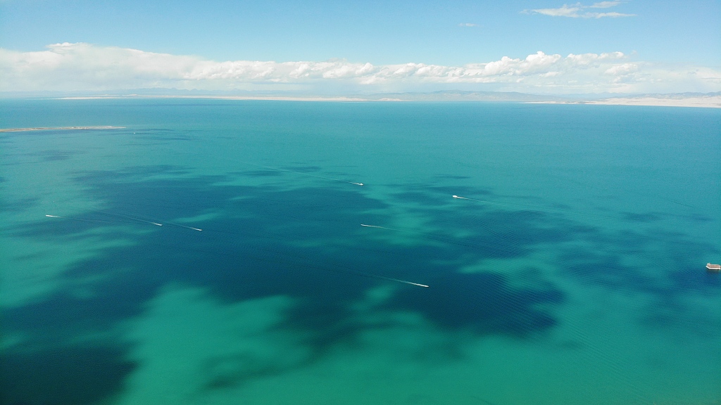 Αεροφωτογραφ?α τη? λ?μνη? Τσινγκχ?ι, τη? μεγαλ?τερη? εσωτερικ?? λ?μνη? θαλασσινο? νερο? στην Κ?να, με ?κταση 4.625,6 τετραγωνικ?ν χιλιομ?τρων, που βρ?σκεται στο βορειοανατολικ? τμ?μα του οροπεδ?ου Τσινγκχ?ι – Θιβ?τ στην επαρχ?α Τσινγκχ?ι τη? βορειοδυτικ?? Κ?να?. (Φωτογραφ?α: China News Service)