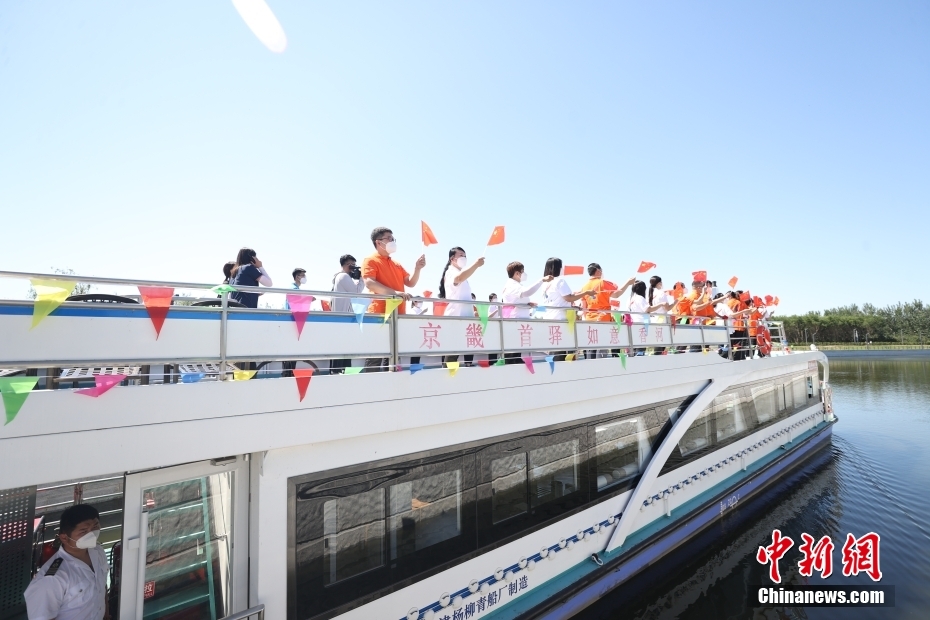 Κ?σμο? παρευρ?σκεται στην τελετ? ?ναρξη? του τμ?ματο? Πεκ?νου-Χεμπ?ι του Μεγ?λου Καναλιο?, γνωστ? και ω? Μεγ?λο Καν?λι Πεκ?νου-Χανγκζο?, Μνημε?ο Παγκ?σμια? Κληρονομι?? τη? UNESCO, σε ?να κρουαζιερ?πλοιο στο Πεκ?νο, στι? 24 Ιουν?ου 2022. (Φωτογραφ?α: China News Service)