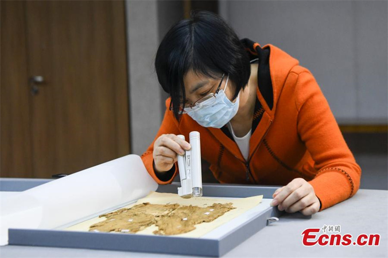 Ευχ?? ανακαλ?φθηκαν σε μεταξωτ? ?φασμα τη? δυναστε?α? Χαν στο Χουν?ν