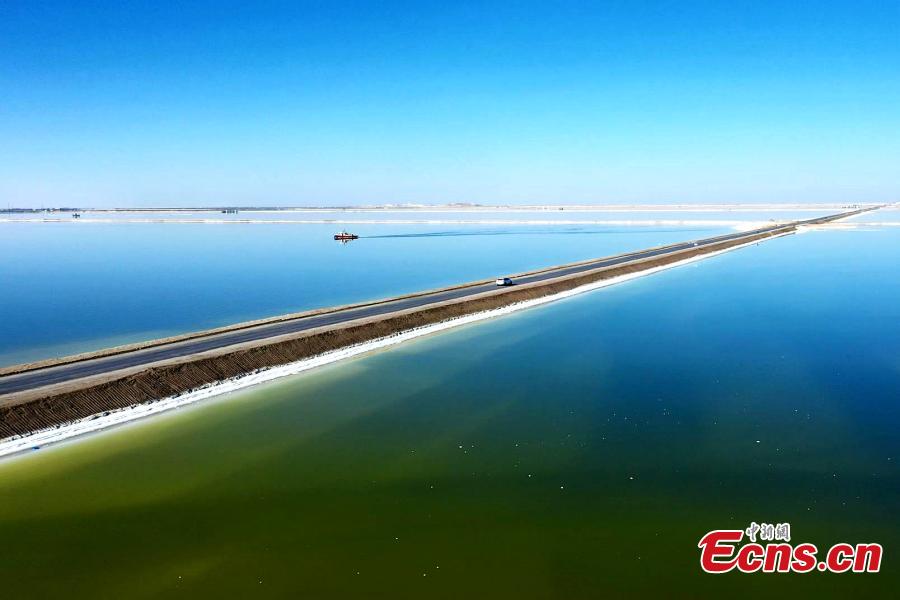 Αλυκ? Qarhan: σμαραγδ?νια πρ?σινη το φθιν?πωρο