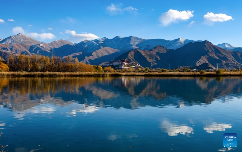 Το παν?μορφο παν?ραμα του υγροτ?που Λχαλο? στην Λ?σα