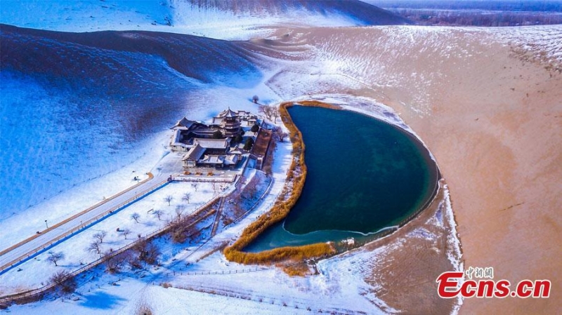 Το Ντουνχου?νγκ ντ?θηκε στα λευκ? με το πρ?το χι?νι αυτο? του χειμ?να την Κυριακ?. (Φωτογραφ?α: China News Servie/Wang Binyin)