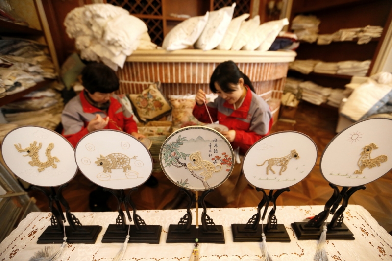 Τεχν?τριε? φτι?χνουν δι?φορα ?ργα με δαντ?λα στην περιοχ? Τζ?μο, Τσινγκντ?ο, στην επαρχ?α Σανντ?νγκ τη? Ανατολικ?? Κ?να?, στι? 18 Δεκεμβρ?ου 2022. [Φωτογραφ?α/Xinhua]