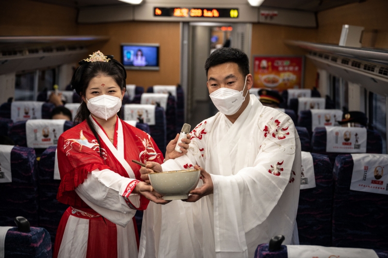 Οι ελεγκτ?? εκτελο?ν δοκιμαστικ? λειτουργ?α του τρ?νου στο σιδηρ?δρομο υψηλ?? ταχ?τητα? Μ?λε-Μ?νγκζι στην επαρχ?α Γιουν?ν τη? νοτιοδυτικ?? Κ?να?, 14 Δεκεμβρ?ου του 2022. [Φωτογραφ?α / Σινχου?]