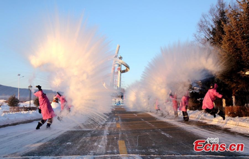 Χωρικο? μεταμορφ?νουν το "νερ? σε π?γο" στην περιοχ? Χουτζ?νγκ, ?να απ? τα πιο κρ?α μ?ρη στην Κ?να, στην επαρχ?α Χε?λονγκτζι?νγκ τη? βορειοανατολικ?? Κ?να?, 5 Ιανουαρ?ου 2023. (Φωτογραφ?α: China News Service/Zhang Zhao)
