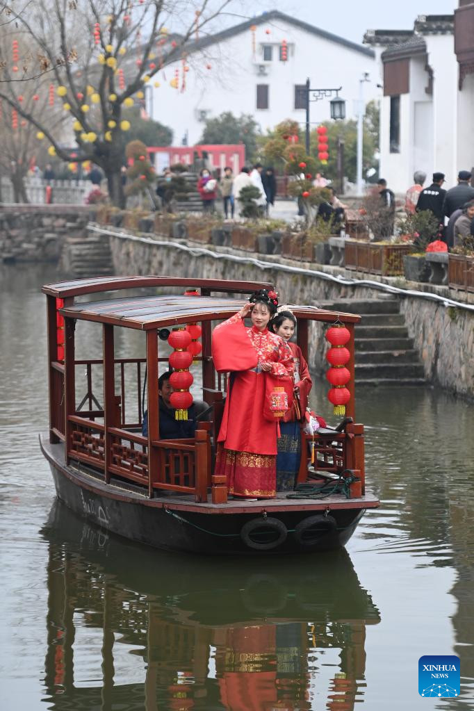Οι Κιν?ζοι γιορτ?ζουν το Φεστιβ?λ των Φαναρι?ν