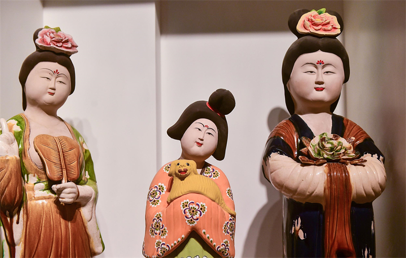 Καλλιτ?χνη? απ? την επαρχ?α Χεν?ν δ?νει ν?ο χρ?μα στα τρ?χρωμα εφυαλωμ?να κεραμικ?