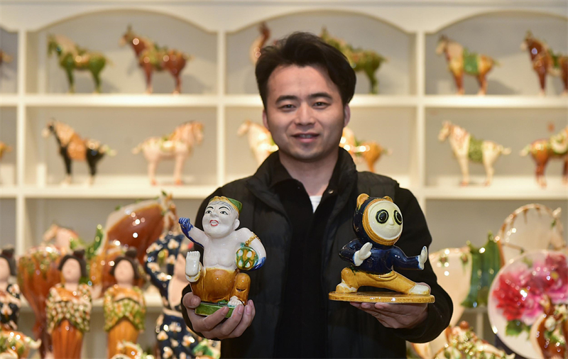 Καλλιτ?χνη? απ? την επαρχ?α Χεν?ν δ?νει ν?ο χρ?μα στα τρ?χρωμα εφυαλωμ?να κεραμικ?