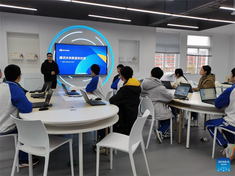 Οι μαθητ?? του Εθνοτικο? Πειραματικο? Σχολε?ου Ρουγιου?ν ?χουν μια α?θουσα που ονομ?ζεται "Τ?ξη του Μ?λλοντο?" στο Σαογκου?ν, στην επαρχ?α Γκουανγκντ?νγκ, τη? ν?τια? Κ?να?, 9 Φεβρουαρ?ου 2023. (Φωτογραφ?α / Xinhua)