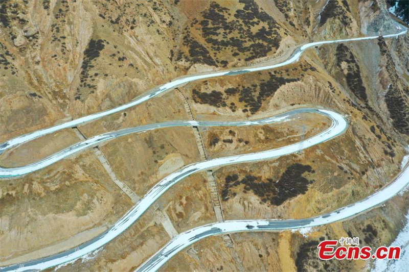 Ο αυτοκινητ?δρομο? Ντο?κου, ?να? απ? του? πιο δ?σκολου? δρ?μου? τη? Κ?να?, διασχ?ζει ?να χιονισμ?νο βουν? στην Αυτ?νομη Περιοχ? των Ουιγο?ρων του Σιντζι?νγκ τη? βορειοδυτικ?? Κ?να? τον Μ?ρτιο. (Φωτογραφ?α: China News Service/Hu Renjie)