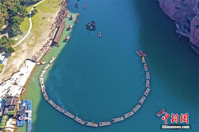 Πολ?χρωμοι δρ?κοι πλ?ουν σε ποτ?μι στο Γκουανγκσ?