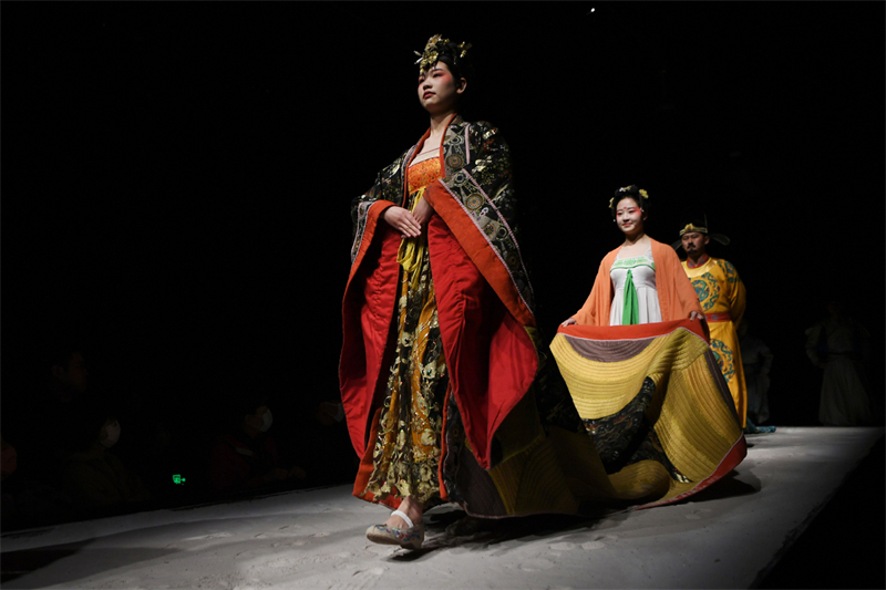 Ηθοποιο? πα?ζουν στην μεγ?λη? κλ?μακα? παρ?σταση ?Encore Dunhuang? το βρ?δυ τη? 14η? Μαρτ?ου 2023. [Φωτογραφ?α/Xinhua]