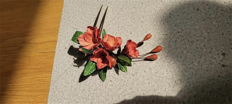 Μια κοπ?λα αφιερωμ?νη στην τ?χνη τη? κατασκευ?? λουλουδι?ν τονγκτσ?ο