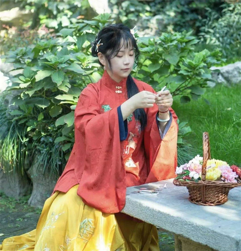 Μια κοπ?λα αφιερωμ?νη στην τ?χνη τη? κατασκευ?? λουλουδι?ν τονγκτσ?ο