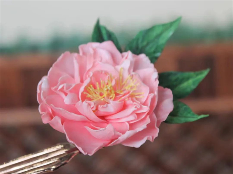 Μια κοπ?λα αφιερωμ?νη στην τ?χνη τη? κατασκευ?? λουλουδι?ν τονγκτσ?ο