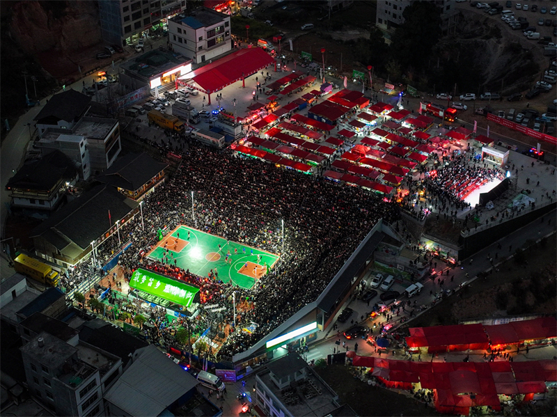 ?φηβοι πα?ζουν μπ?σκετ στο χωρι? Τ??παν, στην επαρχ?α Τ??τζιανγκ, στην επαρχ?α Γκου??ζοου τη? νοτιοδυτικ?? Κ?να?, 25 Μαρτ?ου 2023. Η "Village Basketball Association" ? "Village BA", ε?ναι ?να τουρνου? μπ?σκετ β?ση? που διεξ?γεται στο χωρι? Τ??παν. Η εκδ?λωση αυτ?, που διοργαν?νεται απ? του? κατο?κου? τη? περιοχ??, ?χει αποκτ?σει δημοτικ?τητα με την π?ροδο των ετ?ν και προσελκ?ει μεγ?λο πλ?θο? θεατ?ν και συμμετεχ?ντων. Το τουρνου? αναδεικν?ει το π?θο? και τι? δεξι?τητε? των παικτ?ν μπ?σκετ απ? αγροτικ?? περιοχ??, καθ?? ανταγων?ζονται και επιδεικν?ουν την ομαδικ? του? εργασ?α στο γ?πεδο. (Φωτογραφ?α / Xinhua)