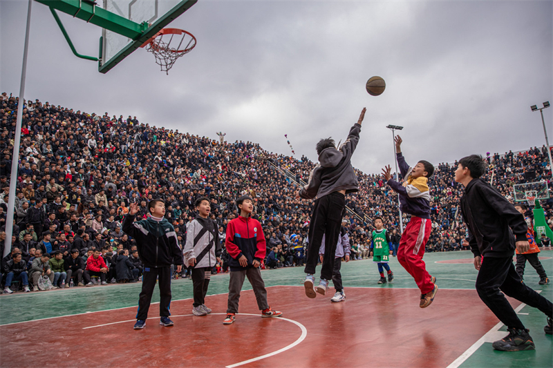 Παιδι? πα?ζουν μπ?σκετ στο χωρι? Τ??παν, στην επαρχ?α Τ??τζιανγκ, στην επαρχ?α Γκου??ζοου τη? νοτιοδυτικ?? Κ?να?, 25 Μαρτ?ου του 2023. (Φωτογραφ?α / Xinhua)