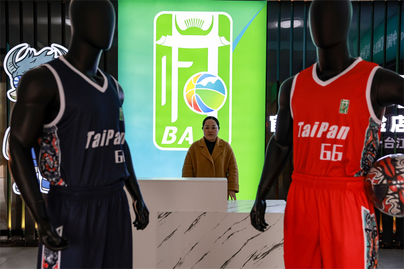 ?να? υπ?λληλο? βρ?σκεται σε ?να κατ?στημα με θ?μα το μπ?σκετ στο χωρι? Τ??παν, στην επαρχ?α Τ??τζιανγκ, στην επαρχ?α Γκου??ζοου τη? νοτιοδυτικ?? Κ?να?, στι? 25 Μαρτ?ου του 2023. (Φωτογραφ?α / Xinhua)