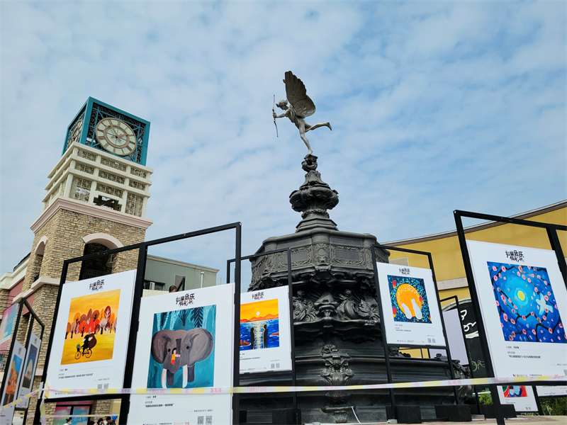 Η πλατε?α του ?ρωτα ?που το κοιν? ξεκιν? την εμπειρ?α τη? Μεικτ?? Πραγματικ?τητα? MR με θ?μα την Ελληνικ? Μυθολογ?α μ?σα απ? την Ψηφιακ? Τ?χνη, στην περιοχ? Σολ?να στο ανατολικ? Πεκ?νο, στι? 5 Απριλ?ου 2021 (Φωτογραφ?α: Cri Greek/Ε?α Παπαζ?)