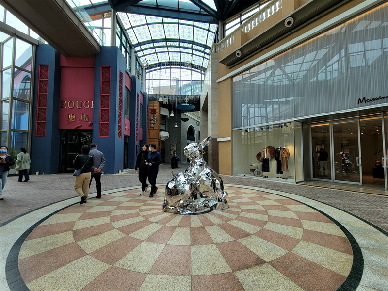 Μ?ρο? τη? γκαλερ?α? στην πλατε?α του ?ρωτα ?που το κοιν? περπατ? αποκτ?ντα? την εμπειρ?α τη? Μεικτ?? Πραγματικ?τητα? MR με θ?μα την Ελληνικ? Μυθολογ?α μ?σα απ? την Ψηφιακ? Τ?χνη, στην περιοχ? Σολ?να στο ανατολικ? Πεκ?νο, στι? 5 Απριλ?ου 2021 (Φωτογραφ?α: Cri Greek/Ε?α Παπαζ?)