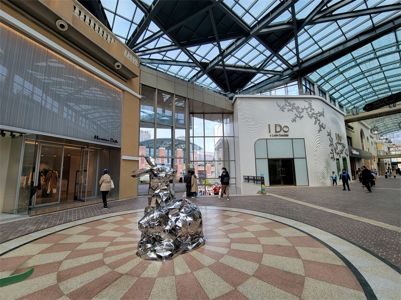 Κομμ?τι τη? γκαλερ?α? στην πλατε?α του ?ρωτα ?που το κοιν? περπατ? την εμπειρ?α τη? Μεικτ?? Πραγματικ?τητα? MR με θ?μα την Ελληνικ? Μυθολογ?α μ?σα απ? την Ψηφιακ? Τ?χνη, στην περιοχ? Σολ?να στο ανατολικ? Πεκ?νο, στι? 5 Απριλ?ου 2021 (Φωτογραφ?α: Cri Greek/Ε?α Παπαζ?)