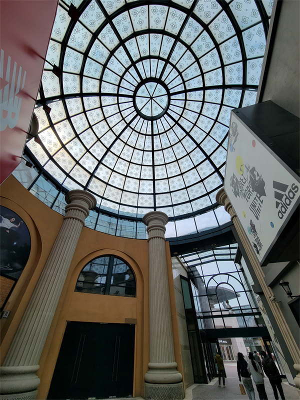 Κομμ?τι τη? γκαλερ?α? στην πλατε?α του ?ρωτα ?που το κοιν? περπατ? ?χοντα? εμπειρ?α τη? Μεικτ?? Πραγματικ?τητα? MR με θ?μα την Ελληνικ? Μυθολογ?α μ?σα απ? την Ψηφιακ? Τ?χνη, στην περιοχ? Σολ?να στο ανατολικ? Πεκ?νο, στι? 5 Απριλ?ου 2021 (Φωτογραφ?α: Cri Greek/Ε?α Παπαζ?)