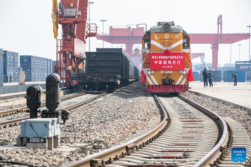 ?να εμπορευματικ? τρ?νο Κ?να?-Ευρ?πη? φορτωμ?νο με οχ?ματα κινεζικ?? μ?ρκα? περιμ?νει να αναχωρ?σει στον διεθν? κεντρικ? σταθμ? εμπορευματοκιβωτ?ων του Χαρμπ?ν στο Χαρμπ?ν, πρωτε?ουσα τη? επαρχ?α? Χε?λονγκτζι?νγκ τη? βορειοανατολικ?? Κ?να?, στι? 16 Απριλ?ου 2023. Η επαρχ?α Χε?λονγκτζι?νγκ εγκαιν?ασε το πρ?το τη? εμπορευματικ? τρ?νο Κ?να?-Ευρ?πη? που μεταφ?ρει οχ?ματα εγχ?ρια? μ?ρκα? την Κυριακ?, σ?μφωνα με την China Railway Harbin Bureau Group Co., Ltd. (Xinhua/Zhang Tao)