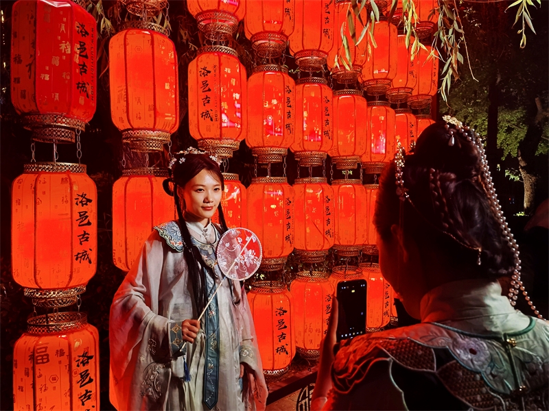 11 Απριλ?ου του 2023, τουρ?στε? βγ?ζουν φωτογραφ?ε? στην Αρχα?α Π?λη Λο?ογι φορ?ντα? Χ?νφου. ( Λα?κ? Καθημεριν? Ον-λ?ιν / Δημοσιογρ?φο? Du Mingming)