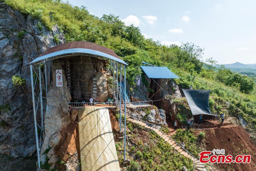 Οι αρχαιολ?γοι εργ?ζονται στον χ?ρο ανασκαφ?? του Σπηλα?ου Ψαροκοκκ?λου στην π?λη  Γουγιο?, στην επαρχ?α Ανχου?? τη? ανατολικ?? Κ?να?, 20 Απριλ?ου του 2023. Το Σπ?λαιο Ψαροκοκκ?λου στην περιοχ? Φαντσ?νγκ τη? π?λη? Γουγιο? ε?ναι ο πρ?το? πολιτιστικ?? χ?ρο? με λε?ψανα αρχα?ων ανθρ?πων που βρ?θηκε ποτ? στην Ευρασ?α. (Φωτογραφ?α/China News Service)