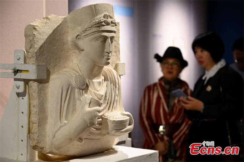 Οι επισκ?πτε? παρατηρο?ν τα αντικε?μενα κατ? τη δι?ρκεια τη? ?κθεση? για την αρχα?α Συρ?α στο Μουσε?ο Σανσ? στο Τα?γι?ν, στην επαρχ?α Σανσ? τη? Β?ρεια? Κ?να?, 17 Απριλ?ου 2023. (Φωτογραφ?α: China News Service/Wei Liang)