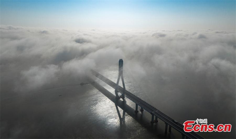 Η γ?φυρα με αριθμ? 2 τη? Λ?μνη? Πογι?νγκ (Poyang) περιβ?λλεται απ? σ?ννεφο και ομ?χλη στην επαρχ?α Τζιανγκσ? τη? ανατολικ?? Κ?να?, στι? 26 Απριλ?ου του 2023.(Φωτογραφ?α / China News Service)
