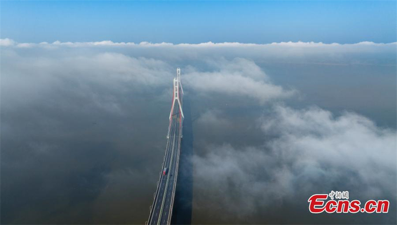 Σ?ννεφο και ομ?χλη καλ?πτει την γ?φυρα νο?μερο δ?ο π?νω απ? τη Λ?μνη Μπογι?νγκ στην επαρχ?α Τζιανγκσ?