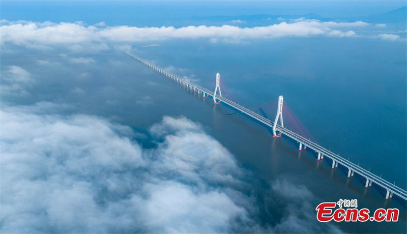 Σ?ννεφο και ομ?χλη καλ?πτει την γ?φυρα νο?μερο δ?ο π?νω απ? τη Λ?μνη Μπογι?νγκ στην επαρχ?α Τζιανγκσ?