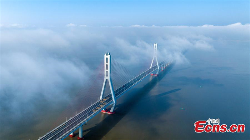 Σ?ννεφο και ομ?χλη καλ?πτει την γ?φυρα νο?μερο δ?ο π?νω απ? τη Λ?μνη Μπογι?νγκ στην επαρχ?α Τζιανγκσ?