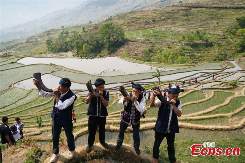 Οι Χ?νι γιορτ?ζουν το φεστιβ?λ γεωργ?α? στο Γιουν?ν