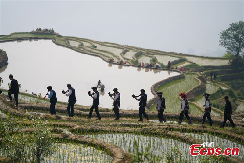 Οι Χ?νι γιορτ?ζουν το φεστιβ?λ γεωργ?α? στο Γιουν?ν