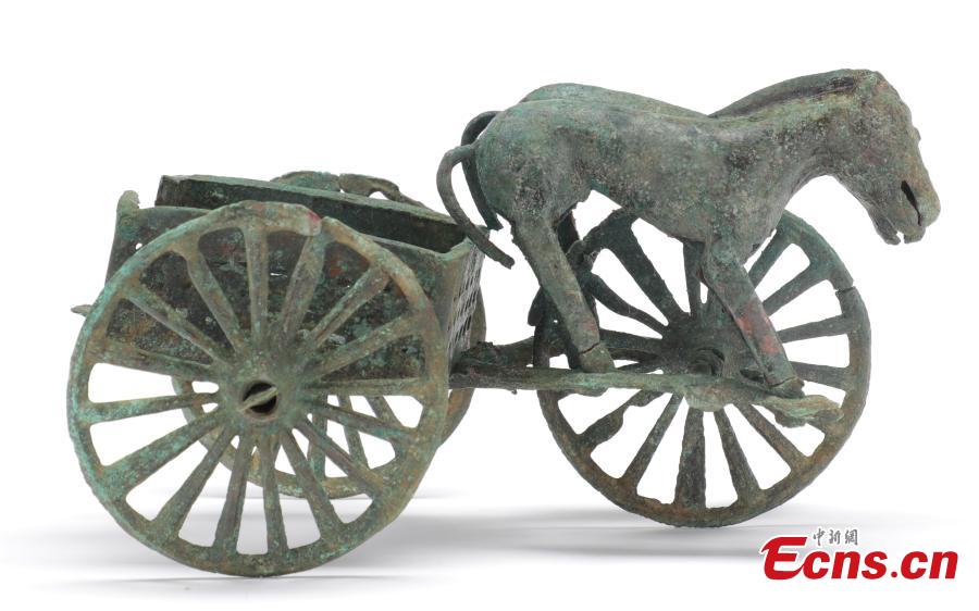 Η φωτογραφ?α δε?χνει μια τρ?τροχη χ?λκινη ?μαξα που ανακαλ?φθηκε στην τοποθεσ?α των ερειπ?ων Λαολ?νγκτοου στο Γενγιου?ν στην επαρχ?α Σιτσου?ν τη? νοτιοδυτικ?? Κ?να?.