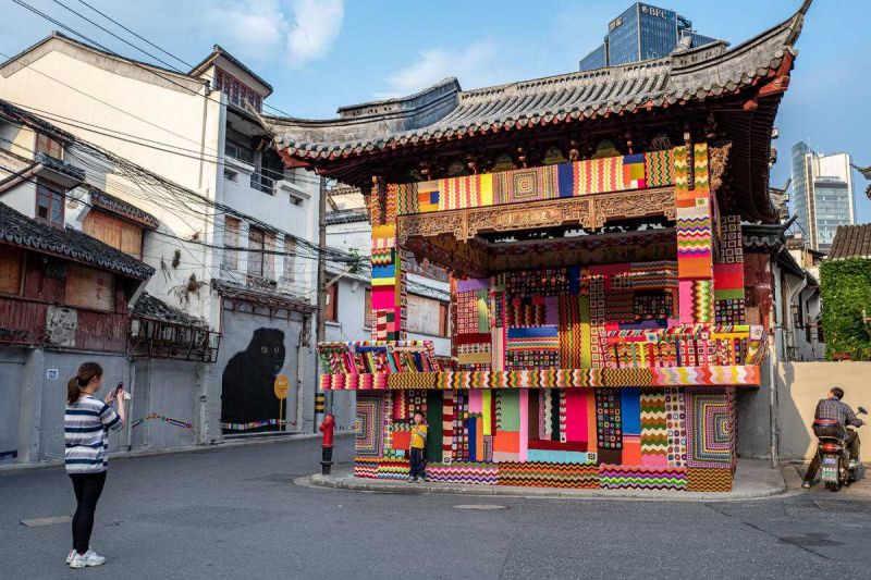 Στι? 5 Μα?ου, στην Σαγκ?η, μια κ?τοικο? βγ?ζει φωτογραφ?α στο παλι? θ?ατρο δ?πλα στον "Δρ?μο τη? Γ?τα? του Μπ?ντ".(Φωτογραφ?α Λα?κ? Καθημεριν?)