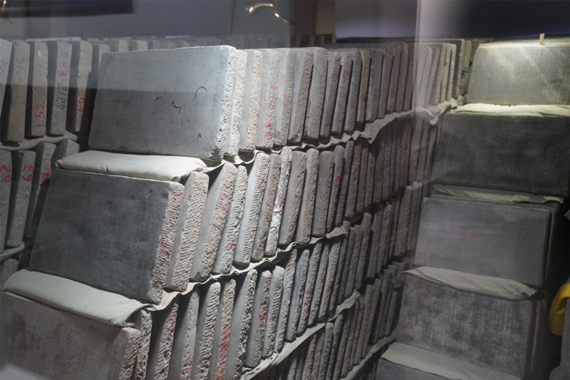 Ναο? Γιουντζο??- ??να Μουσε?ο Π?τρινων Επιγραφ?ν?βαθι? μ?σα στα βουν?