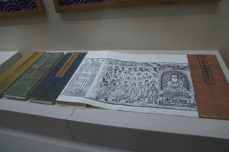 Ναο? Γιουντζο??- ??να Μουσε?ο Π?τρινων Επιγραφ?ν?βαθι? μ?σα στα βουν?