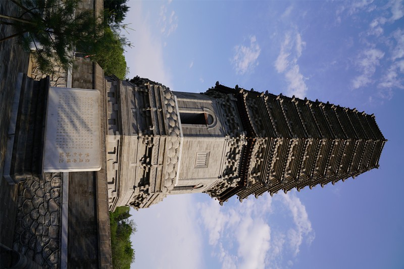 Ναο? Γιουντζο??- ??να Μουσε?ο Π?τρινων Επιγραφ?ν?βαθι? μ?σα στα βουν?