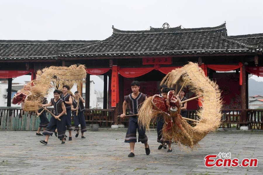 Ο χορ?? του αχυρ?νιου δρ?κου των Μουλ?μ στο Γκουανγκσ?