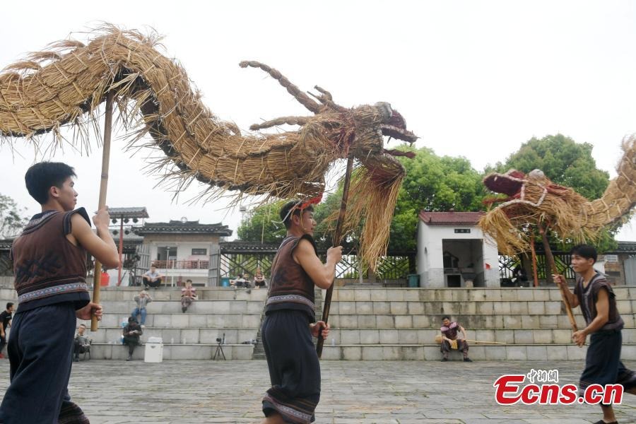 Ο χορ?? του αχυρ?νιου δρ?κου των Μουλ?μ στο Γκουανγκσ?