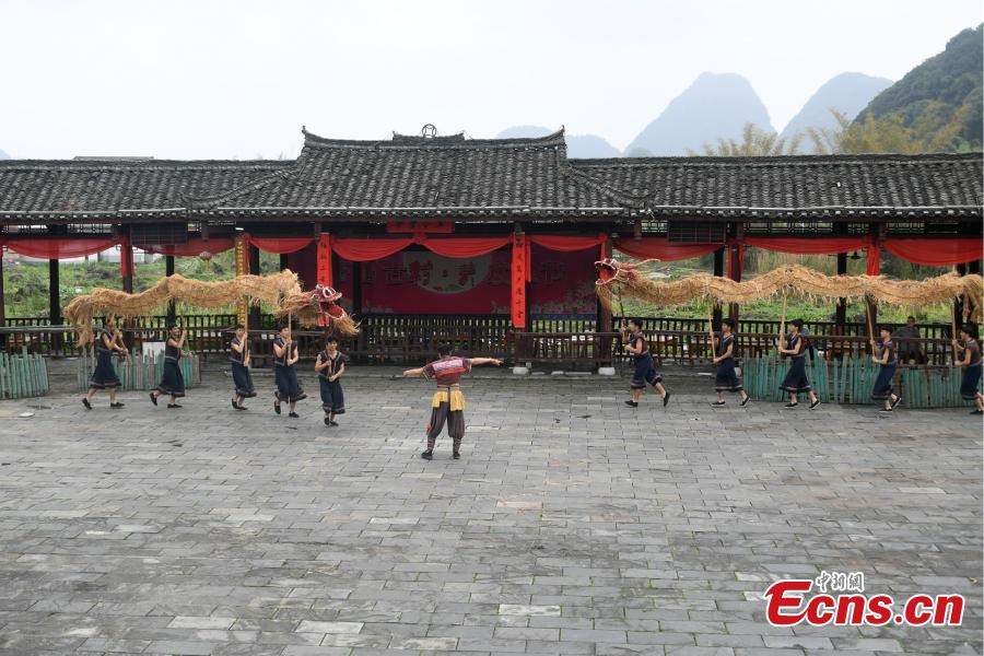 Ο χορ?? του αχυρ?νιου δρ?κου των Μουλ?μ στο Γκουανγκσ?