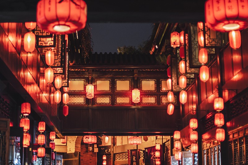 Η οδ?? Τζινλ? στο Τσενγκντο? σφ?ζει απ? ζωντ?νια