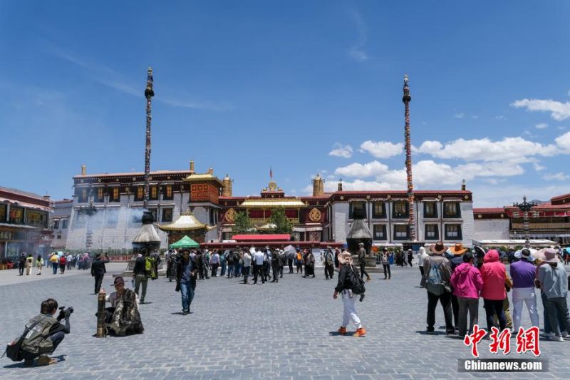 Θερμ? τουριστικ? αγορ? στην Λ?σα:Ρο? τουριστ?ν στο Παλ?τι Ποτ?λα και σε ?λλα αξιοθ?ατα