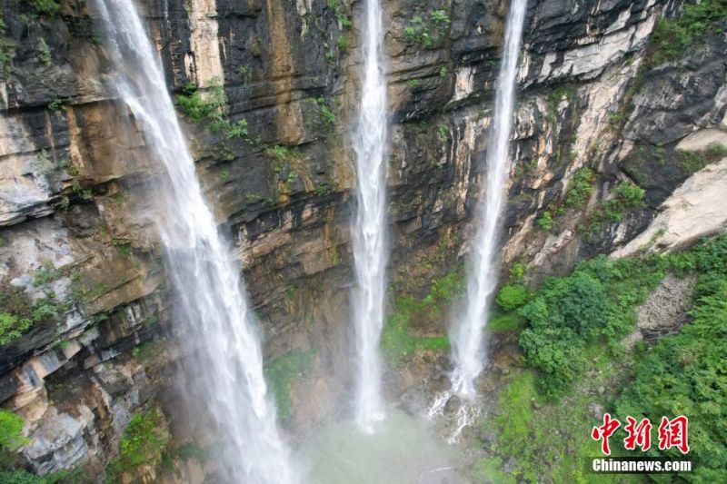 Τριπλο? καταρρ?κτε? π?φτουν απ? βουν? στο Γκουιτζ?ου