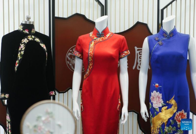 Αυτ? η φωτογραφ?α που τραβ?χτηκε στι? 30 Μα?ου 2023 δε?χνει τσεονγκσ?μ στο κατ?στημα Longfeng Cheongsam στη Σαγκ?η τη? ανατολικ?? Κ?να?. (Xinhua/Zhu Weixi)