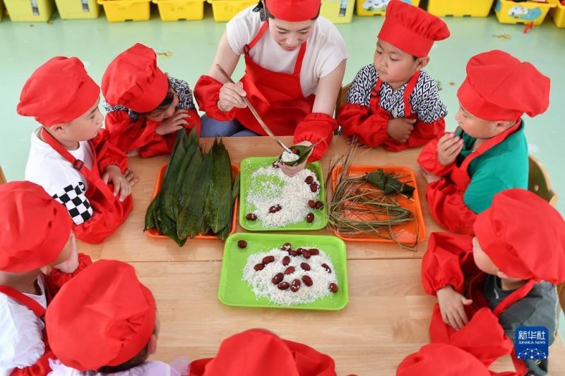 Ζυμαρικ? φτιαγμ?να σε ?λη την Κ?να για το Φεστιβ?λ του Σκ?φου? του Δρ?κου